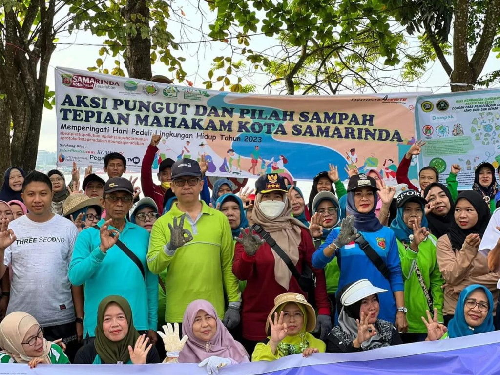 AKSI PUNGUT DAN PILAH SAMPAH TEPIAN MAHAKAM KOTA SAMARINDA